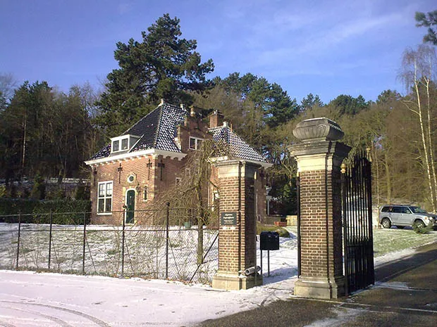 Aula begraafplaats Bloemendaal, Bergweg in Bloemendaal