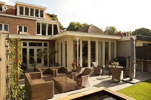 Uitbreiding van een woonhuis aan de Brederoodseweg in Santpoort-Zuid, met terras en zwemvijver